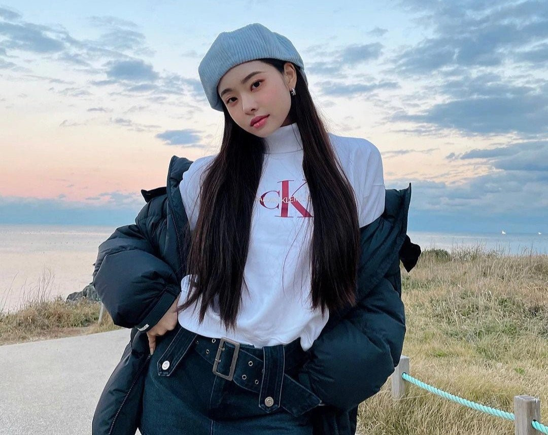 Lý do Song JiA bị chỉ trích vì mặc đồ giả do cô ấy đã công khai nói rằng đam mê thời trang đến từ ước mơ muốn cho ra mắt mắt thương hiệu của riêng mình.