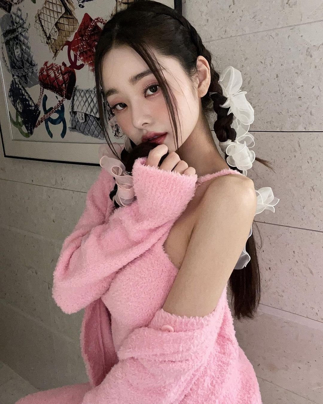 Một số cư dân mạng bênh vực Song JiA vì cô chỉ quan tâm đến thời trang, nhưng phần lớn cư dân mạng cho rằng: "Một người muốn tung ra thương hiệu của riêng mình mà tự hào mặc đồ giả là sai. Người đó thiếu ý thức về quyền sở hữu trí tuệ.”