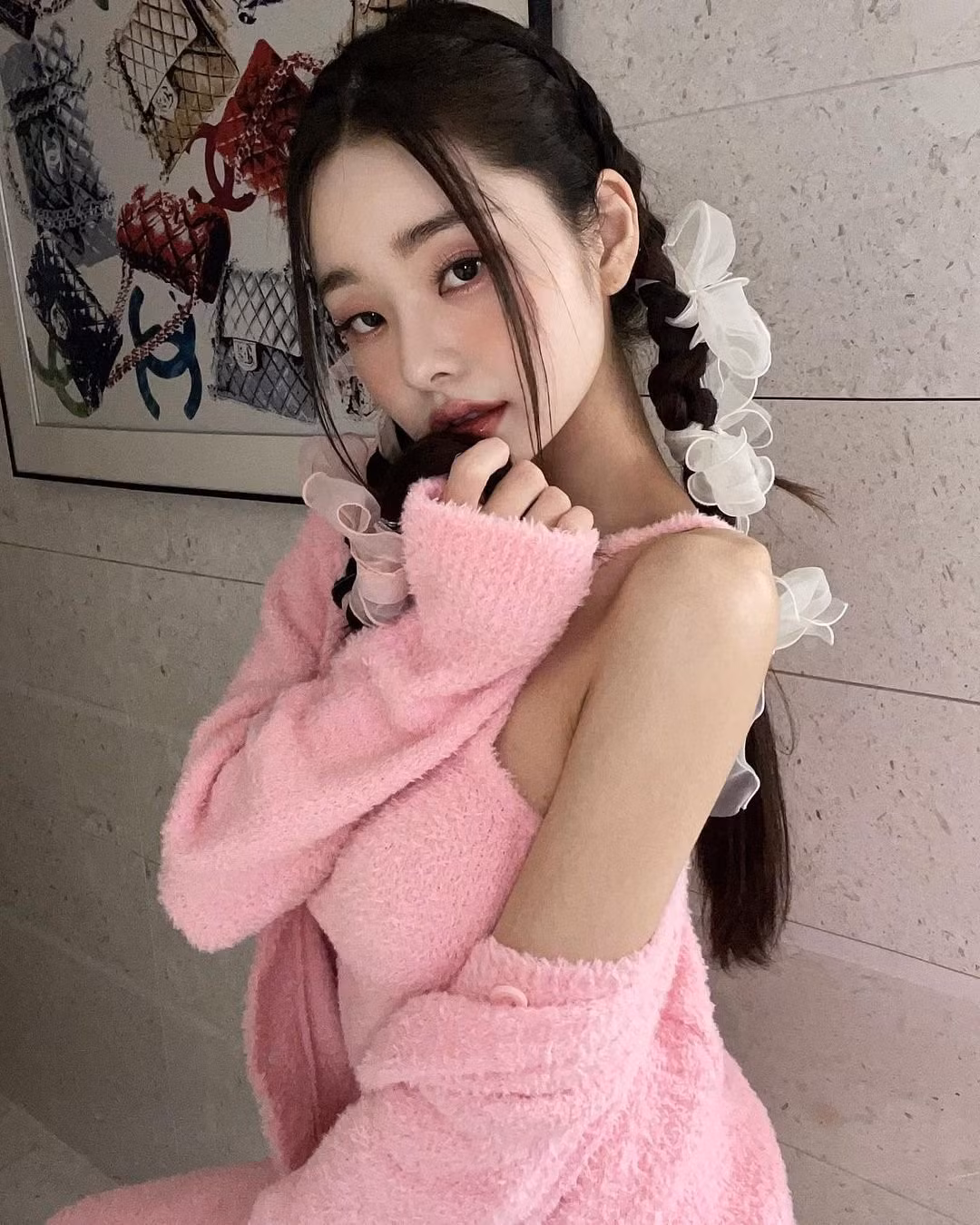 Một số cư dân mạng bênh vực Song JiA vì cô chỉ quan tâm đến thời trang, nhưng phần lớn cư dân mạng cho rằng: "Một người muốn tung ra thương hiệu của riêng mình mà tự hào mặc đồ giả là sai. Người đó thiếu ý thức về quyền sở hữu trí tuệ.”