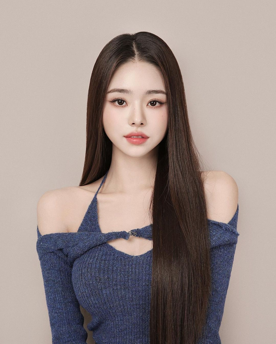 Khi độ nổi tiếng ngày càng tăng thì sự quan tâm của công chúng đến thời trang của Song JiA tăng lên. Từ đó, những tranh cãi về việc những món đồ mà gái xinh xứ Hàn này diện có phải là hàng thật hay không cũng trở thành đề tài trên các trang mạng xã hội.