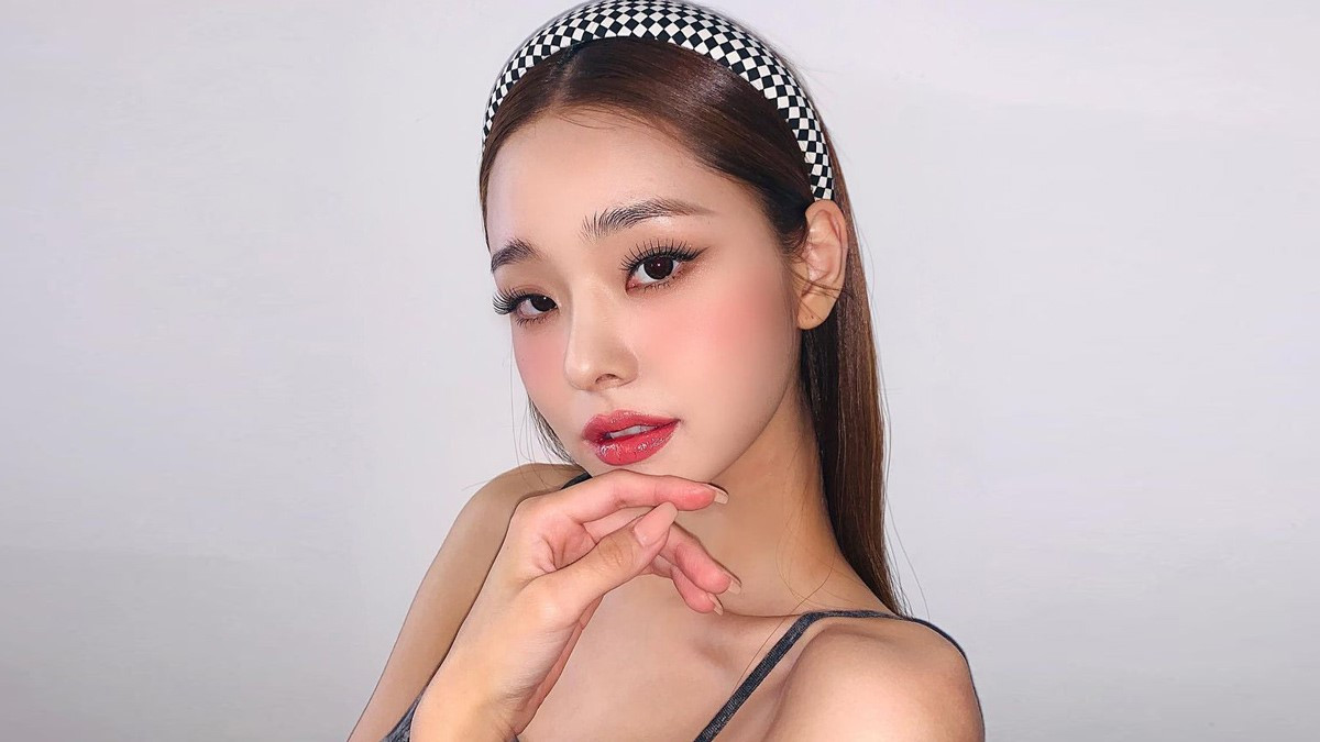 Gần đây, các cộng đồng trực tuyến và các nền tảng truyền thông xã hội khác nhau như YouTube bùng nổ các chỉ trích về các sản phẩm mà Song JiA - gái xinh Hàn Quốc nổi tiếng khi góp mặt trong gameshow hẹn hò mặc có phải là hàng thật hay không.