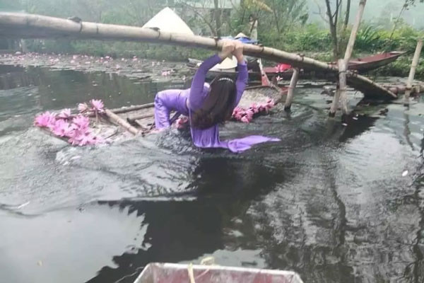 Điều khiến mọi người càng bức xúc hơn chính là sự kém duyên của hai người này đã khiến cho những bông hoa đang khoe sắc gãy rạp xuống và bị dập nát tới tả tơi.