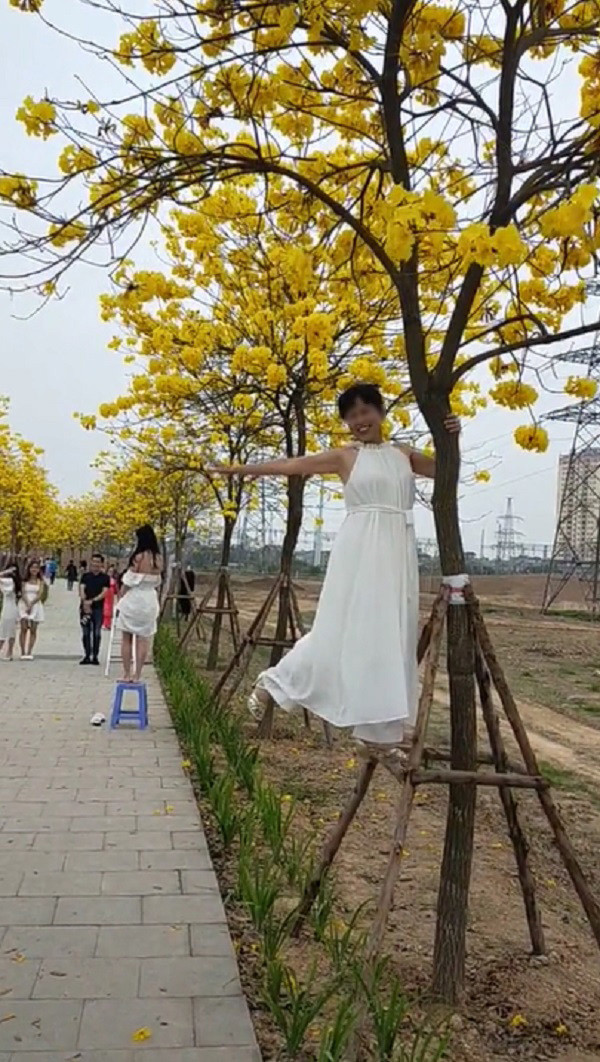 Để có được những bức ảnh để đời nhiều người không tiếc tiền thuê áo dài, makeup, thợ ảnh rất chuyên nghiệp. Tuy nhiên khi đến nơi thì đâu đâu cũng đông nghịt toàn người là người.