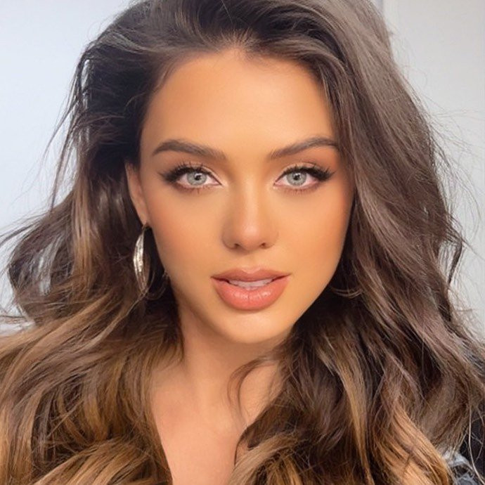 Bà xã Bùi Tiến Dũng sinh năm 2000, cô sở hữu vẻ ngoài xinh đẹp như búp bê cùng chiều cao ấn tượng 1m73. Dianka Zakhido được nhận xét là nàng Wags có nhan sắc xinh đẹp nhất.