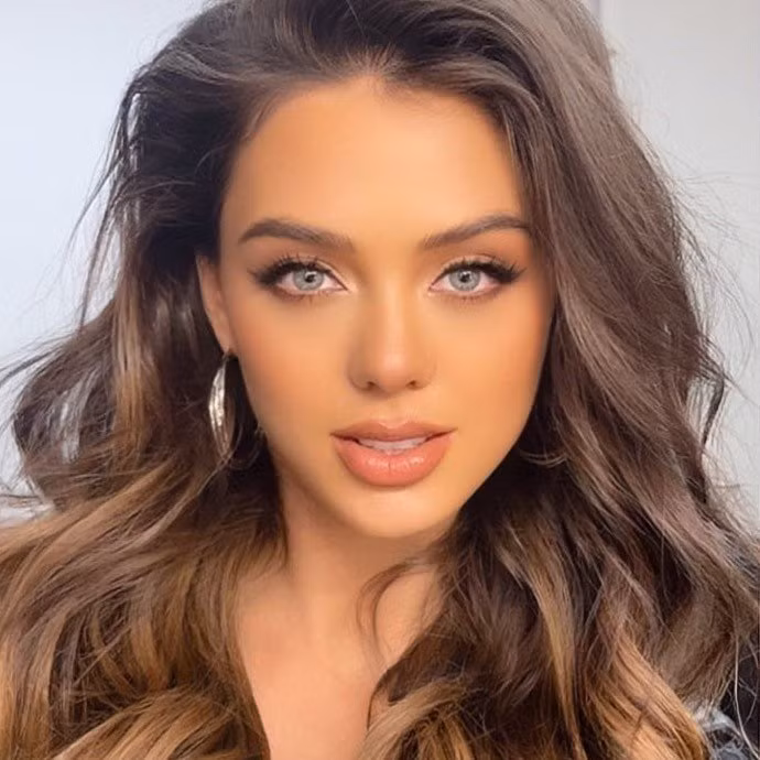 Bà xã Bùi Tiến Dũng sinh năm 2000, cô sở hữu vẻ ngoài xinh đẹp như búp bê cùng chiều cao ấn tượng 1m73. Dianka Zakhido được nhận xét là nàng Wags có nhan sắc xinh đẹp nhất.