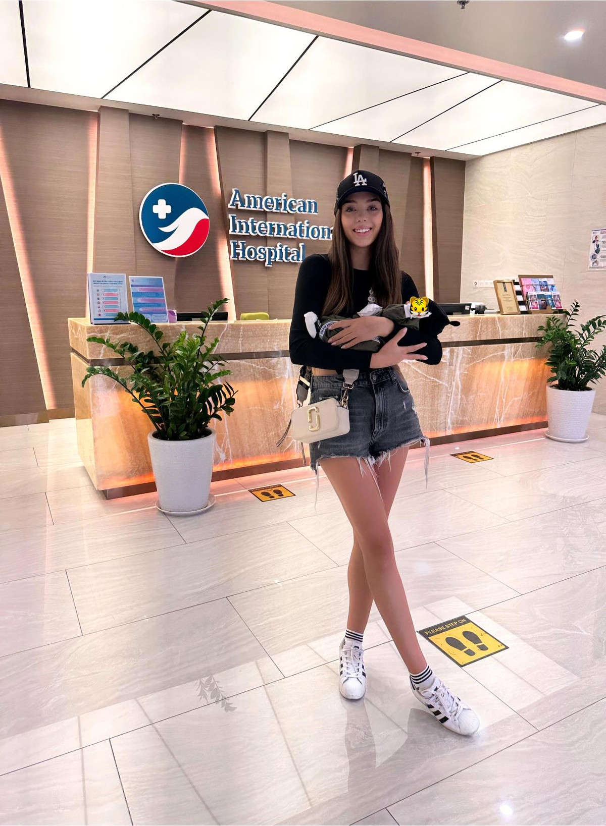 Mới sinh mổ được hơn tháng, nàng dâu Tây đã tất bật quay trở lại công việc.