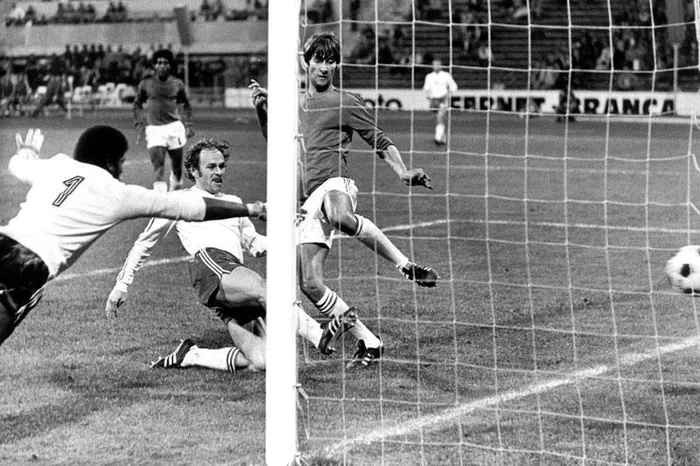 Tại lượt trận thứ 2 vòng bảng World Cup 1974, Ba Lan đại thắng 7-0 trước Haiti nhờ hat-trick của Andrzej Szarmach, cú đúp của Grzegorz Lato và hai pha làm bàn đến từ Kazimierz Deyna, Jerzy Gorgon.