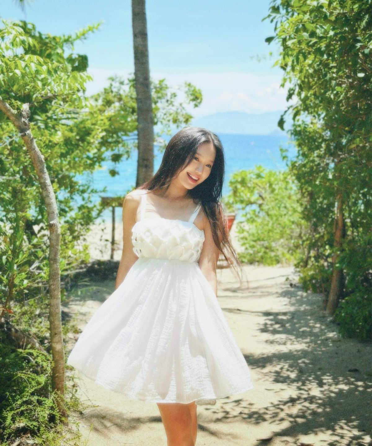 Thời gian gần đây, Doãn Hải My đã lên cân trông thấy do những nỗ lực vỗ béo của Văn Hậu, cô nàng vẫn cuốn hút với gương mặt thanh tú, tràn đầy nét thanh xuân tươi trẻ và vóc dáng "đồng hồ cát" vạn người mê.