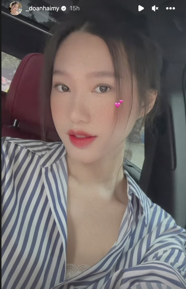 Nàng WAG biểu cảm quyến rũ, đôi môi hình trái tim nhẩm hát theo lời bài hát hot trend Tiktok. Bà xã Đoàn Văn Hậu thả tóc bung xoã, khéo khoe mái tóc dài mượt mà, bồng bềnh.