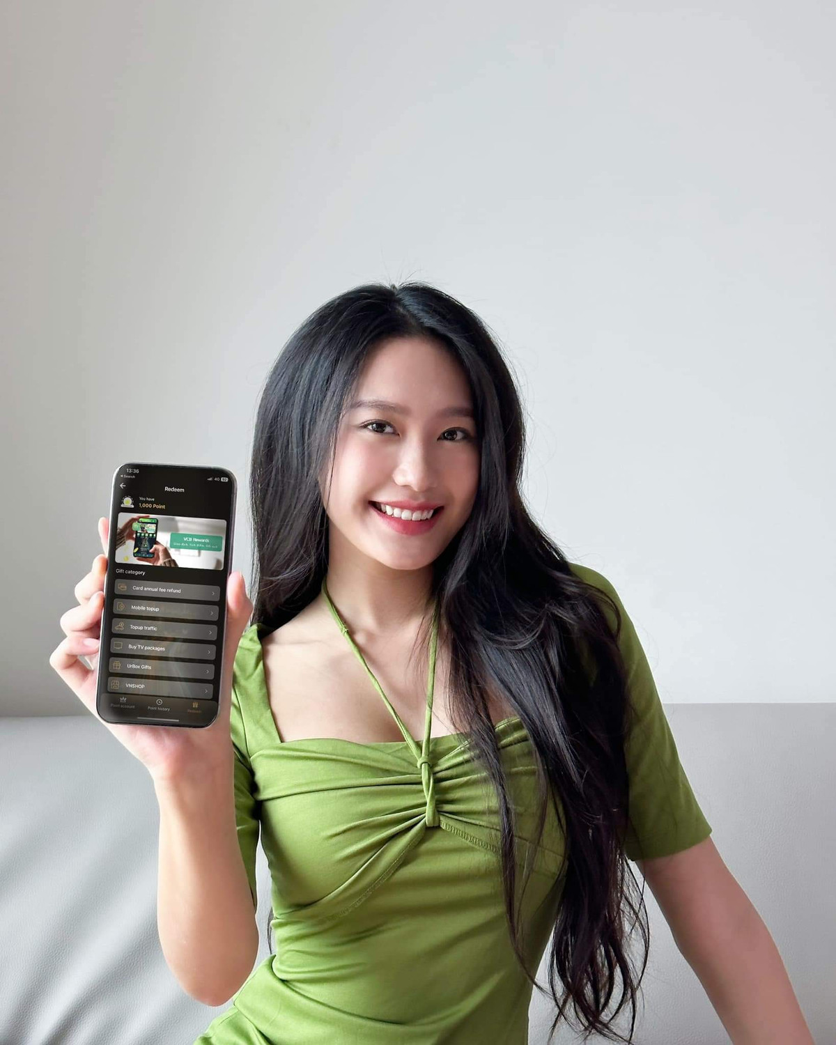 Hải My để lại ấn tượng với tạo hình tiểu thư đài các, dịu dàng từ cách trang điểm, tạo kiểu tóc đến biểu cảm gương mặt trong hậu trường buổi chụp ảnh cưới.