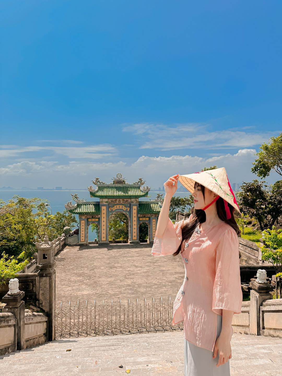 Tuy nhiên, khác với phong cách táo bạo thường ngày, trong loạt ảnh mới đây dân tình lại thấy một Trang Nemo dịu dàng khi đi lễ chùa. Tại đây, hot girl bán hàng online diện đồ lam vô cùng trang nhã, kín đáo.