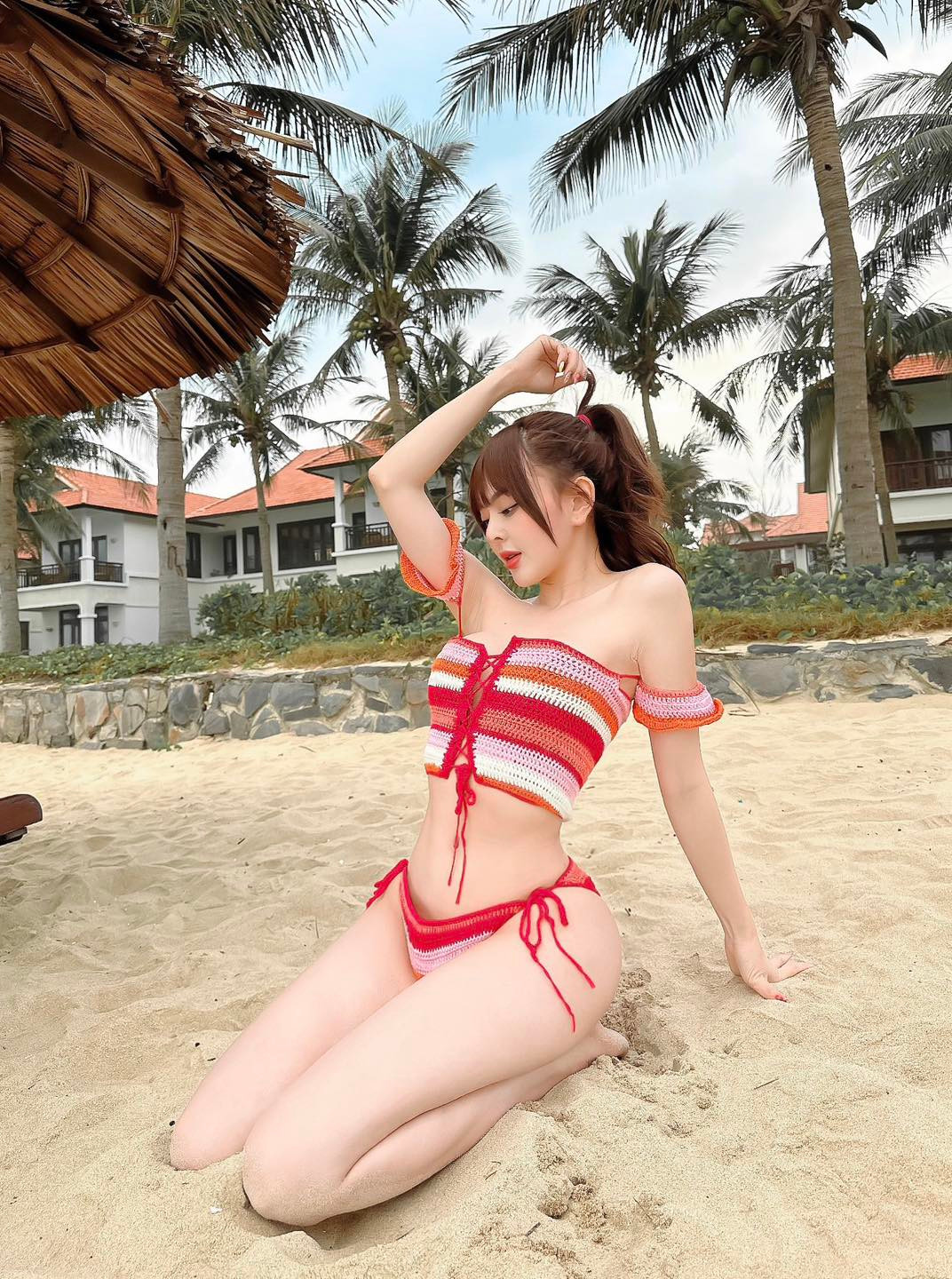  Trang Nemo (Nguyễn Xuân Hương Trang) sinh năm 1992 là một trong những hot girl bán hàng nổi tiếng trên mạng xã hội bởi ngoại hình xinh đẹp, nóng bỏng.