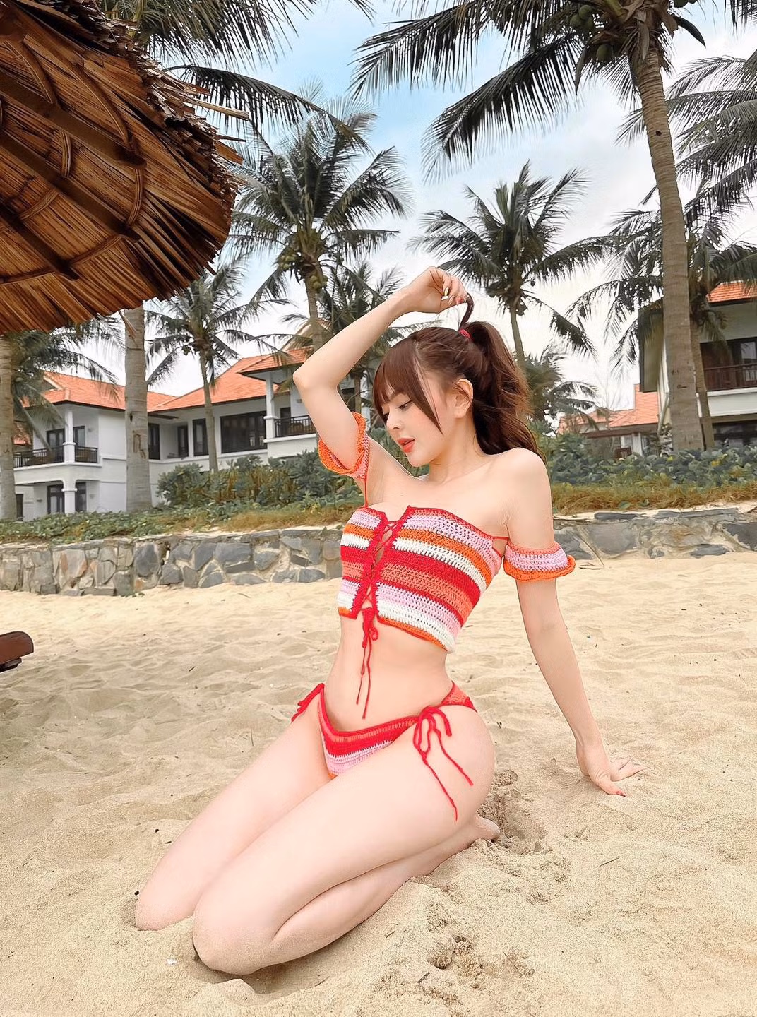  Trang Nemo (Nguyễn Xuân Hương Trang) sinh năm 1992 là một trong những hot girl bán hàng nổi tiếng trên mạng xã hội bởi ngoại hình xinh đẹp, nóng bỏng.