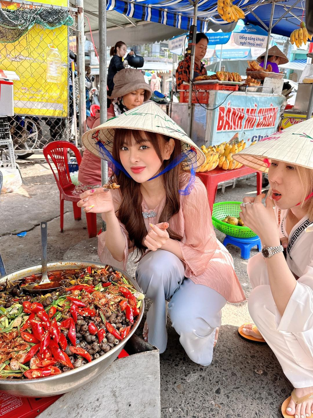 Chuyện sẽ chẳng có gì để nói nếu như Trang Nemo không tập trung quay từ phía sau với vòng ba "bự chảng" đập thẳng vào mắt người xem.