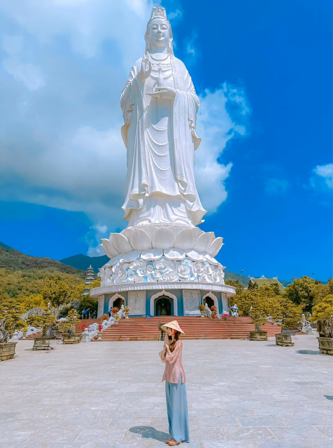 Trang Nemo còn mặc cả thêm chiếc quần độn mông "huyền thoại" gây nhức mắt.