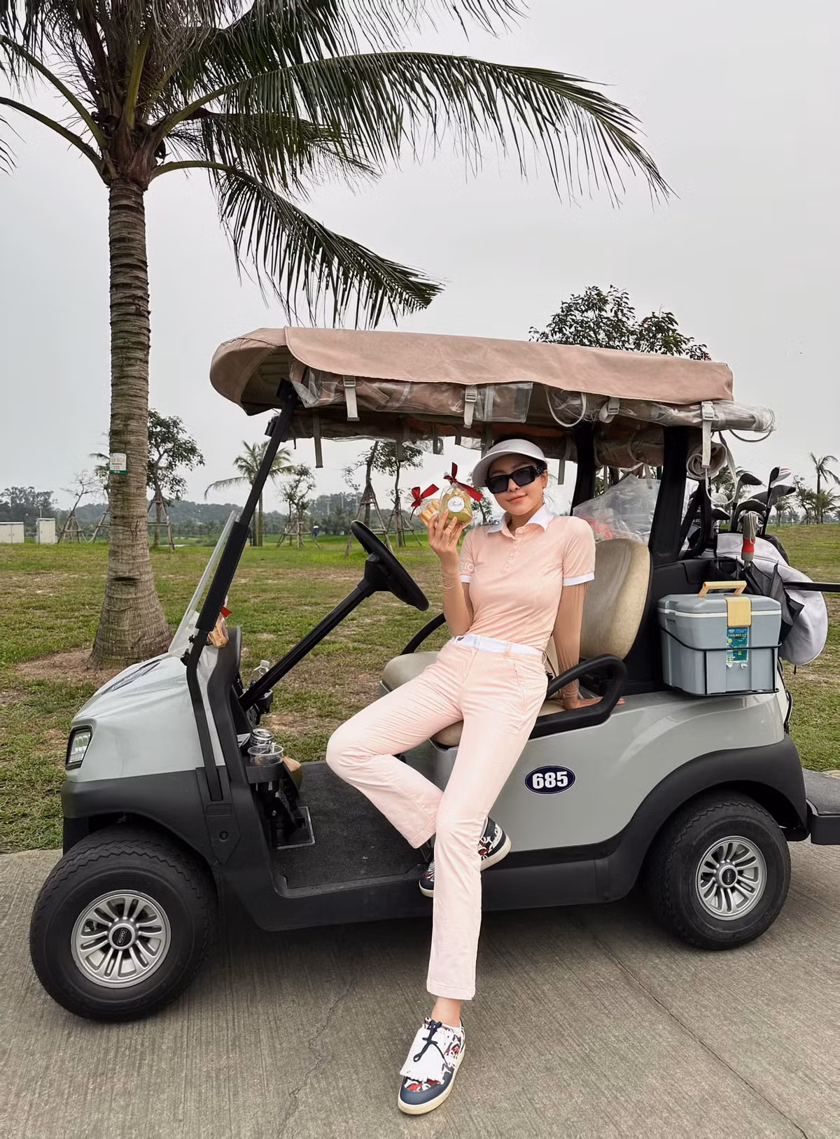 Thời gian gần đây, Trâm Anh thường xuyên đăng tải những clip luyện tập trên sân golf, nhận được nhiều sự chú ý của cư dân mạng. Được biết, đây là bộ môn thể thao có chi phí khá đắt đỏ.