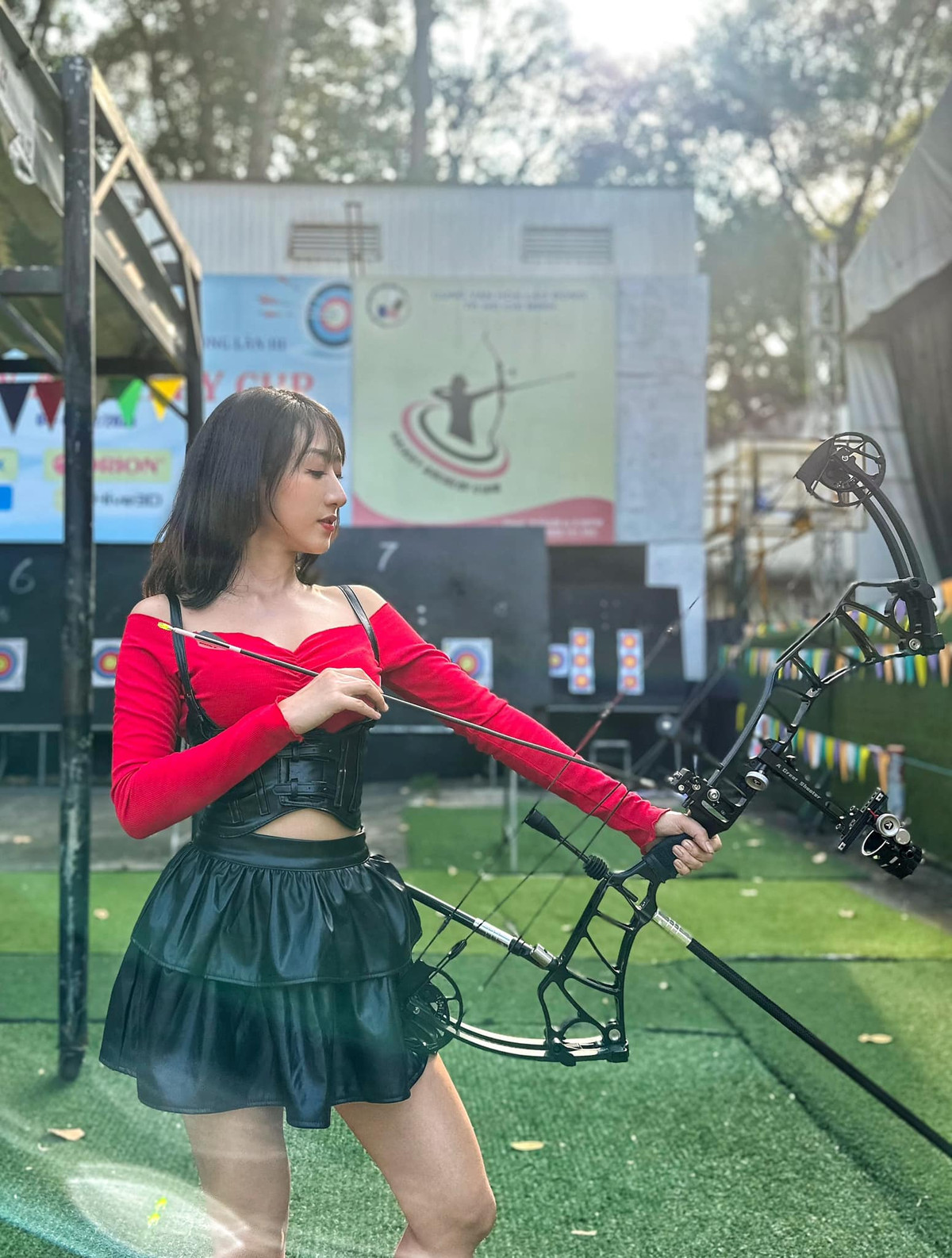 Ngoài ra, profile của cô Thủy Tiên cũng vô cùng xịn xò khi từng đạt giải Á khôi của cuộc thi Người đẹp Quảng Ngãi và là sinh viên ngành Du lịch trường Đại học Khoa học Xã hội và Nhân văn.