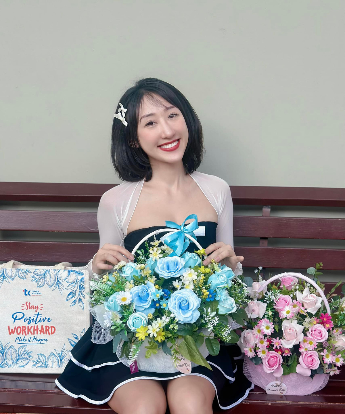 Chất giọng ngọt ngào của cô giáo 9X đã “đốn tim” cộng đồng mạng ngay từ lần đầu xem clip.