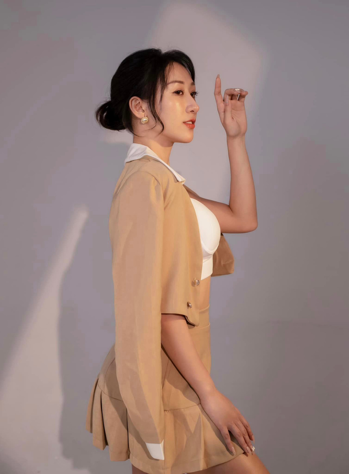 Thủy Tiên sở hữu tài khoản TikTok @cotien.tinker với hơn 700 nghìn lượt theo dõi và vừa nhận được nút Bạc của YouTube vào cuối tháng Hai chỉ sau 4 tháng xây dựng kênh.