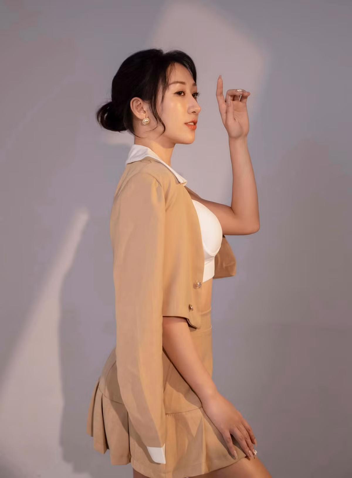 Thủy Tiên sở hữu tài khoản TikTok @cotien.tinker với hơn 700 nghìn lượt theo dõi và vừa nhận được nút Bạc của YouTube vào cuối tháng Hai chỉ sau 4 tháng xây dựng kênh.