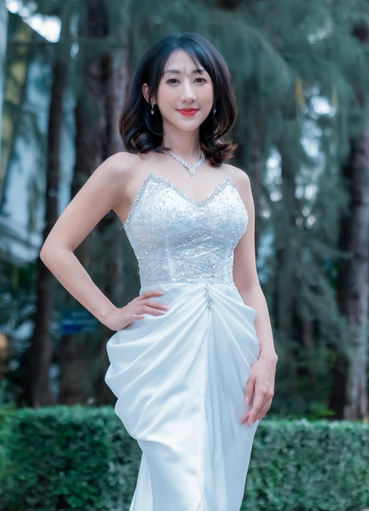 Ngoài những bình luận tích cực, cũng không ít người thắc mắc về phong cách ăn mặc, giảng dạy của cô Thủy Tiên. Tuy nhiên, cô Tiên đã chia sẻ rằng cô không chỉ là một giáo viên dạy tiếng Anh mà cô còn dạy cả giao tiếp, thuyết trình bao gồm hình thể, cảm xúc.