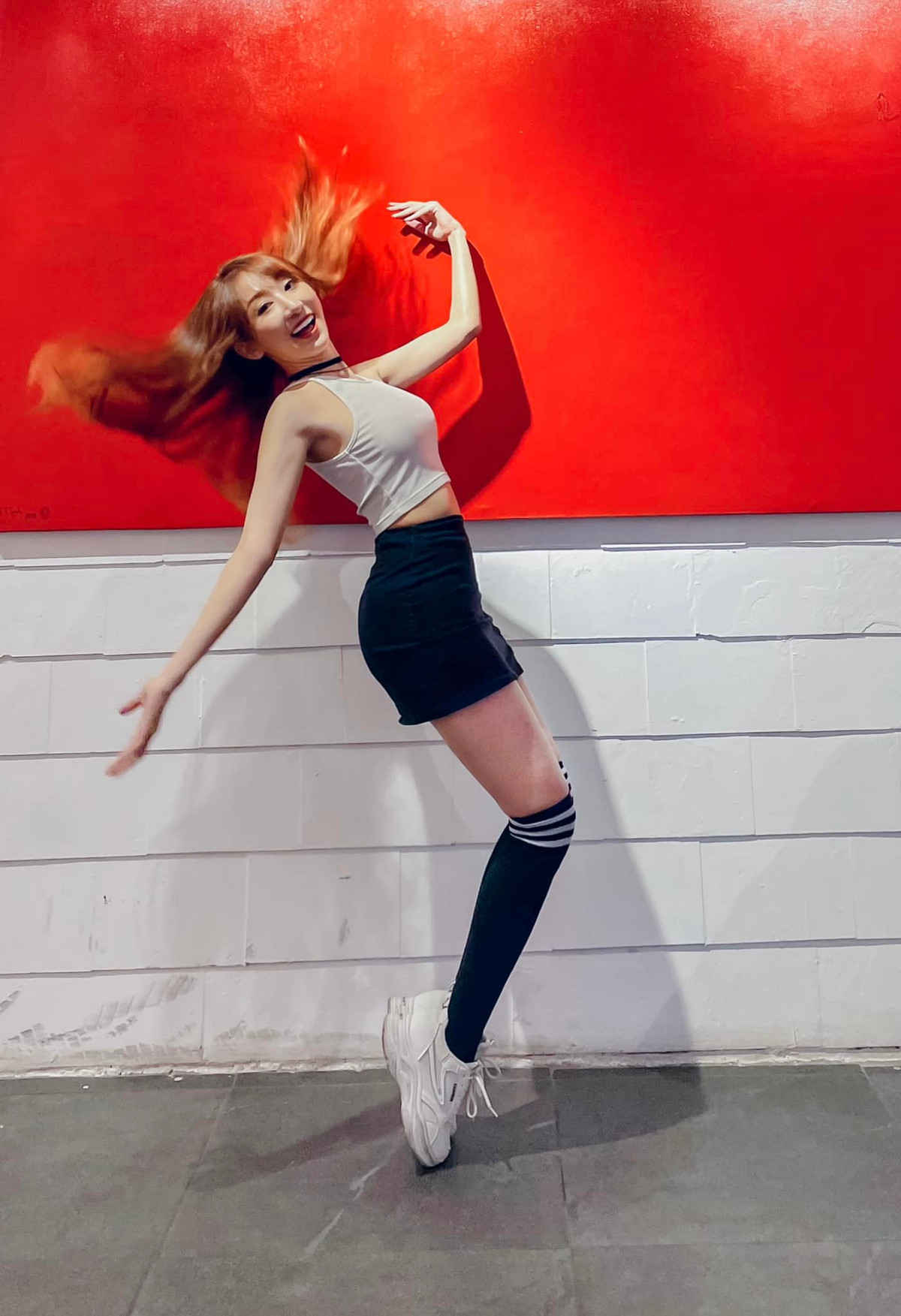 Cô giáo dạy Tiếng Anh này tên thật là Huỳnh Vũ Thủy Tiên, sinh năm 1996 tại Quảng Ngãi.