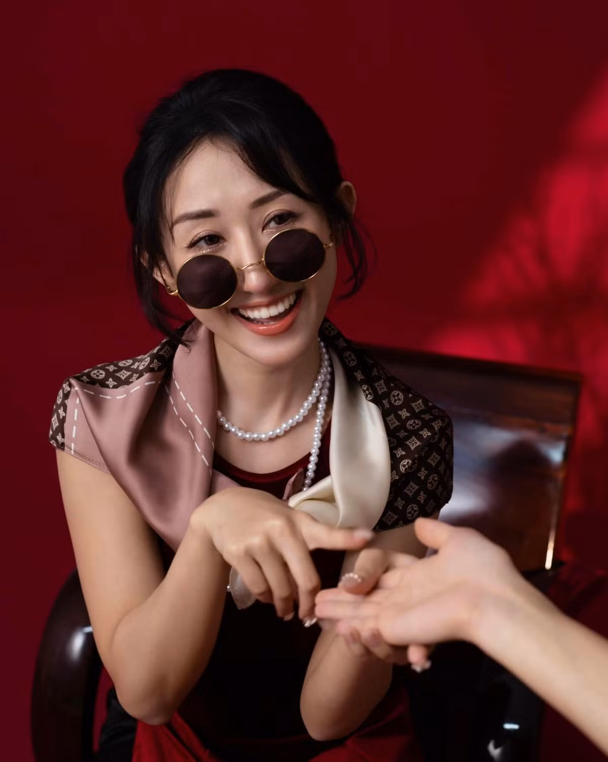 Vào năm 19 tuổi, cô Thủy Tiên còn có cơ hội trở thành Đại sứ Du lịch trẻ đại diện Sở Du Lịch TP.HCM sang Phnom Penh, Campuchia để thuyết trình về du lịch Việt Nam đến bạn bè quốc tế.