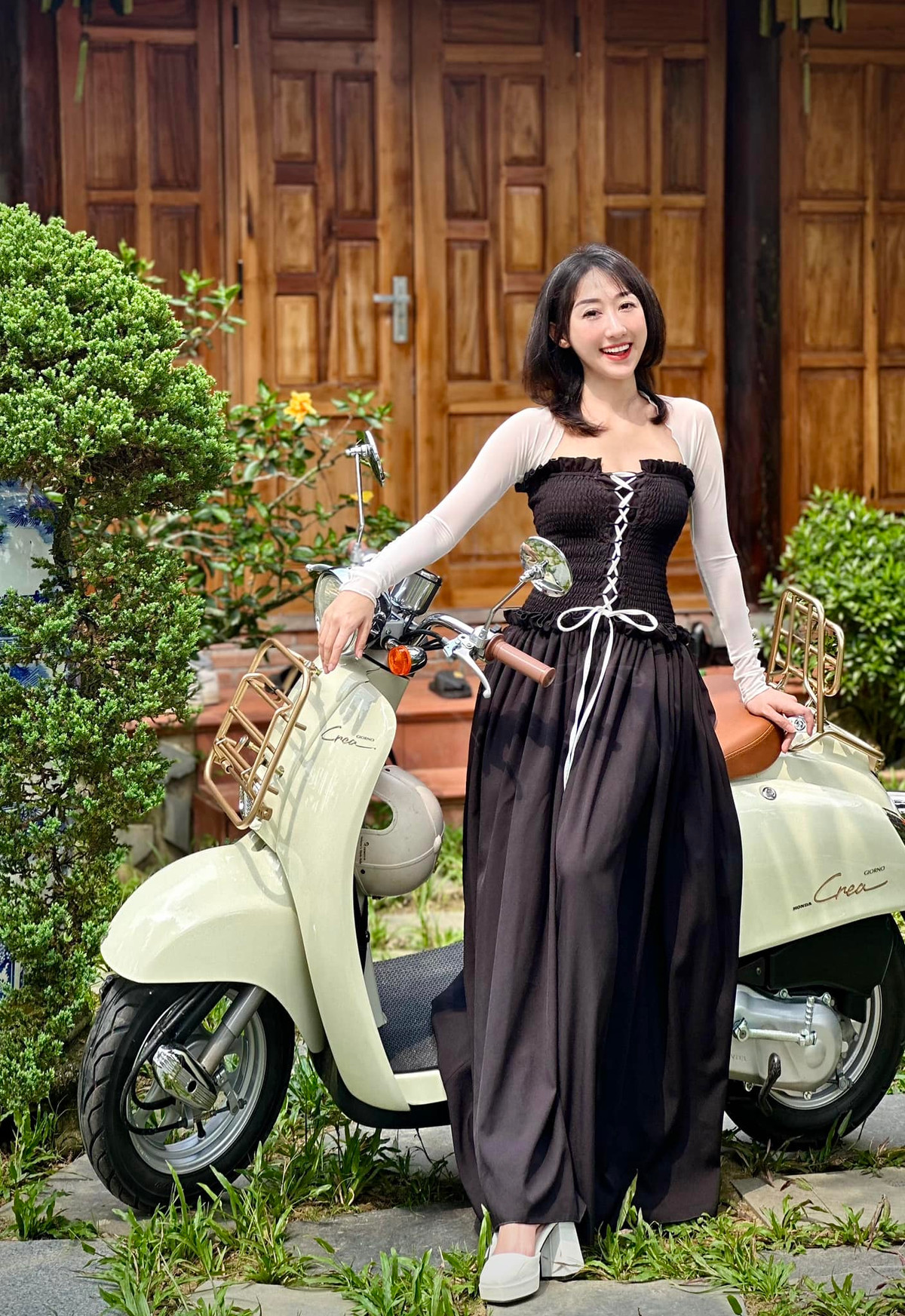 Phát âm chuẩn chỉnh của cô giáo hot girl này cũng được các netizen hài hước so sánh với “người máy”.