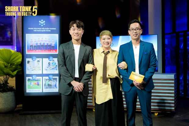 Em còn nhớ cảm giác ám ảnh khi phải chứng kiến một người đồng đội chơi ăn ý nhất với mình trên sân cỏ là Nguyễn Tuấn Anh. Bạn phải sang Thái để phẫu thuật cho chấn thương đứt dây chằng chéo đầu gối trước của mình, sau đó đã phải sang Pháp một mình để điều trị và tập phục hồi. Khi đó bạn ấy chỉ mới ở độ tuổi 16, 17 thôi". XT6 chia sẻ thêm.