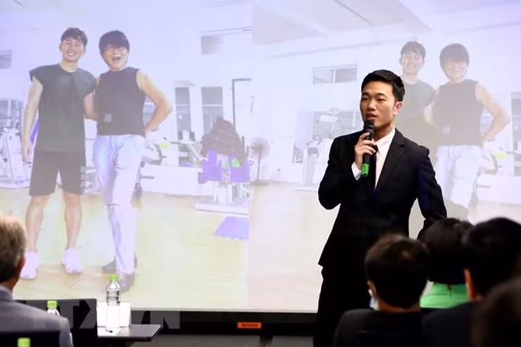 Với những VĐV gặp chấn thương trên, sau khi điều trị, họ sẽ được cho giáo án để về nhà tự tập luyện trong vòng 3 - 6 tháng. Tuy nhiên trong thời gian này, hoàn toàn có thể xảy ra chuyện luyện tập sai hay những tình huống phát sinh nhưng rất khó để các bác sĩ giúp đỡ hay hướng dẫn họ.