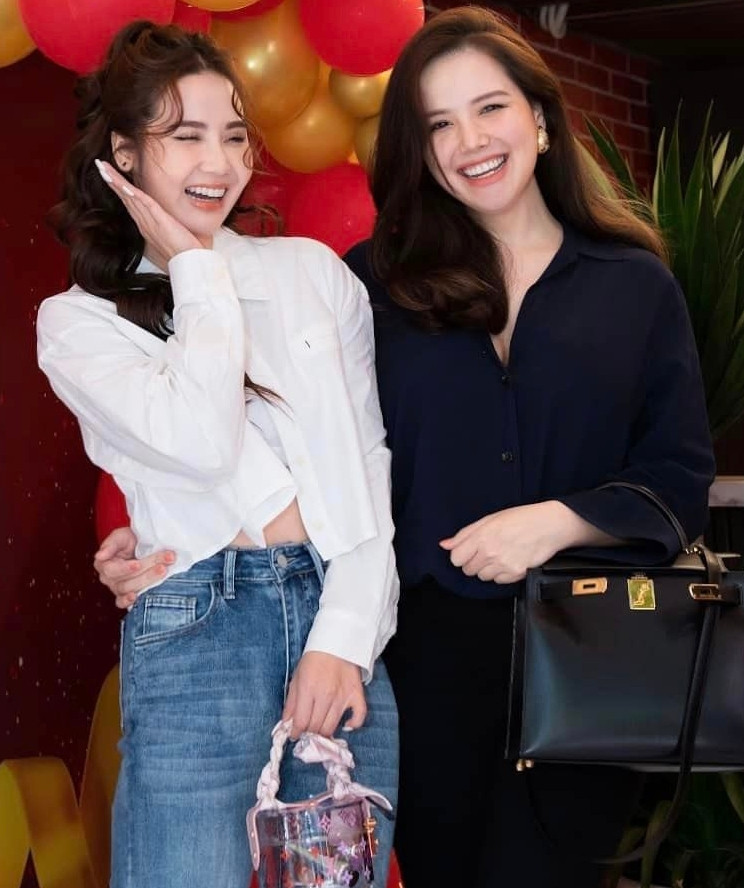 Trong hình, Phanh Lee diện bộ đồ đen đơn giản, tóc xõa, trang điểm nhẹ nhàng cùng đọ sắc bên hội bạn thân Huyền Lizzie, Lã Thanh Huyền,...