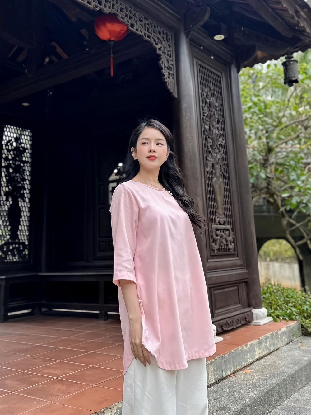 Bên cạnh đó, bạn gái Hồng Thanh cũng hạn chế mang giày cao gót.