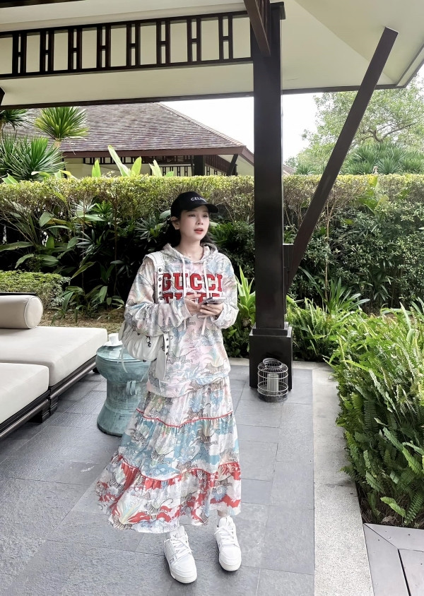 Bạn gái Hồng Thanh rất thường xuyên chọn những trang phục khoe vòng eo thon gọn. Chính vì thế sự thay đổi bất ngờ của cô khiến khán giả ngờ vực.