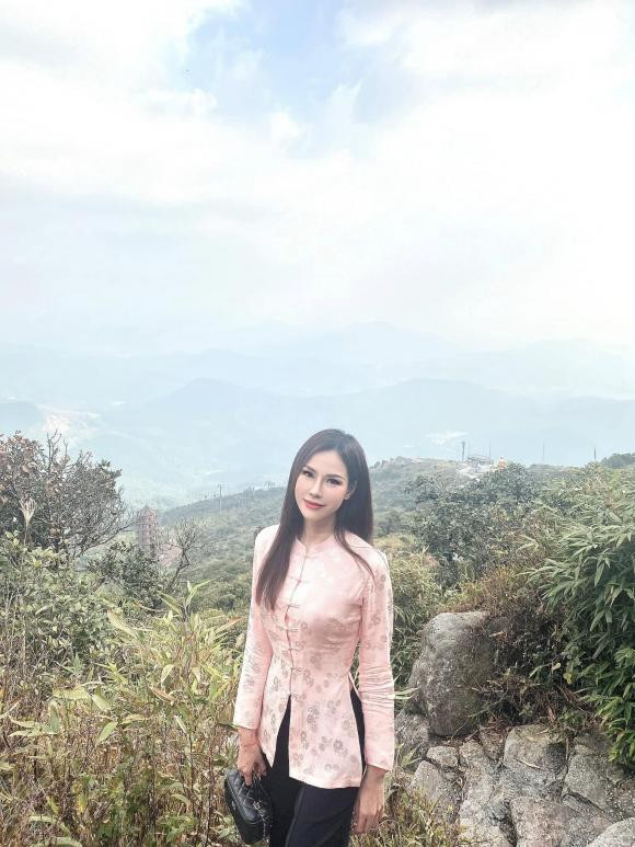 Thời gian gần đây cô nàng rất chăm chỉ diện trang phục hở bạo, khoe đường con gợi cảm, hút mắt của mình.