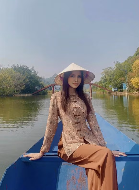 Hoa hậu Mai Phương Thúy cũng để lại bình luận hết lời khen ngợi đàn chị: "Chỗ cần cong thì rất cong chỗ cần thẳng thì rất thẳng chỗ cần dài thì rất dài".