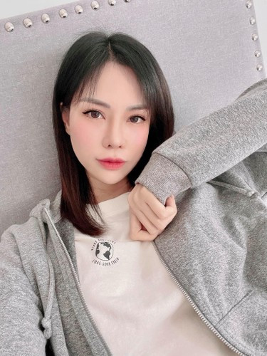 Dưới hình ảnh, cư dân mạng nhiệt tình để lại bình luận khen ngợi sắc vóc xinh đẹp của con dâu Hoàng Kiều.