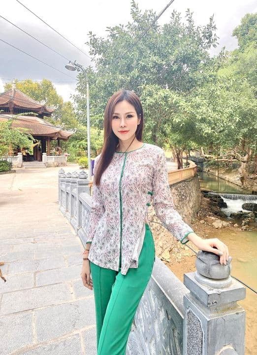 Khác với những lần trước, con dâu tỷ phú Hoàng Kiều lần này chủ yếu dành thời gian để đi chùa cầu an, không đăng ảnh gặp gỡ hay tiệc tùng với bạn bè.