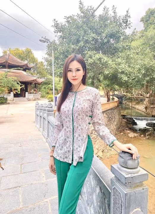 Khác với những lần trước, con dâu tỷ phú Hoàng Kiều lần này chủ yếu dành thời gian để đi chùa cầu an, không đăng ảnh gặp gỡ hay tiệc tùng với bạn bè.