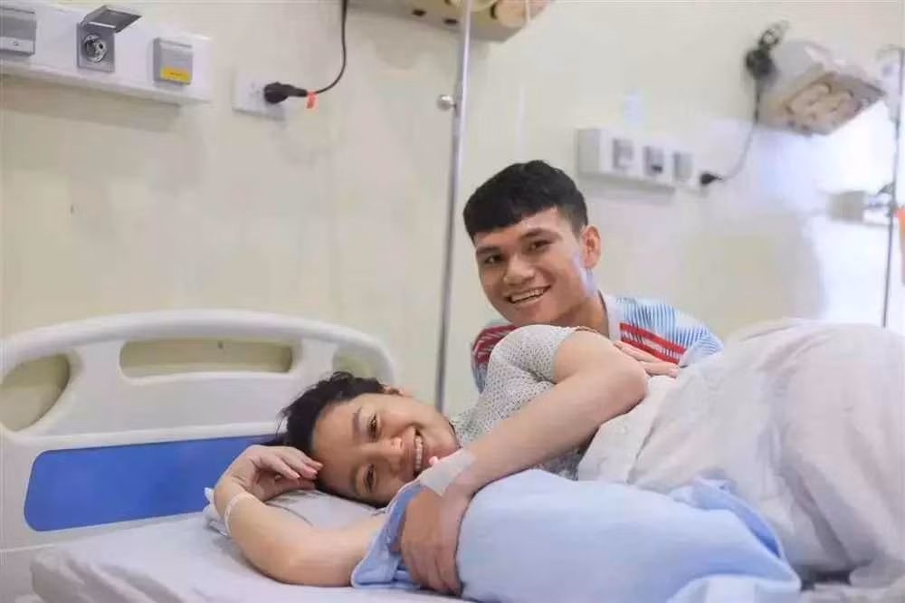 Tháng 6 vừa qua, Xuân Mạnh hé lộ về việc chuẩn bị xây một ngôi nhà khác. Theo chia sẻ của nam cầu thủ, đây là nhà riêng của vợ chồng anh. Căn nhà phố với thiết kế hiện đại gồm 3 tầng, có không gian ban công thoáng mát. "Có một nơi để về, đó là nhà. Có những người để yêu thương, đó là gia đình. Tháng mới mục tiêu mới", anh chàng viết trên trang cá nhân.