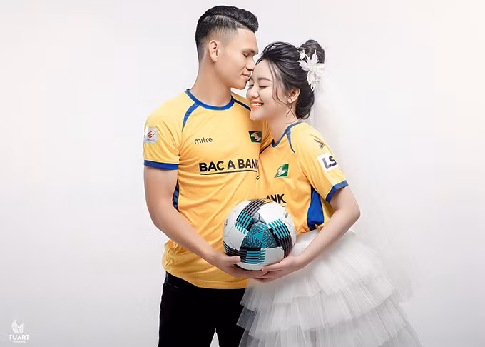 Xuân Mạnh và bà xã tổ chức đám cưới hồi tháng 1/2021 sau hơn 1 năm hẹn hò.