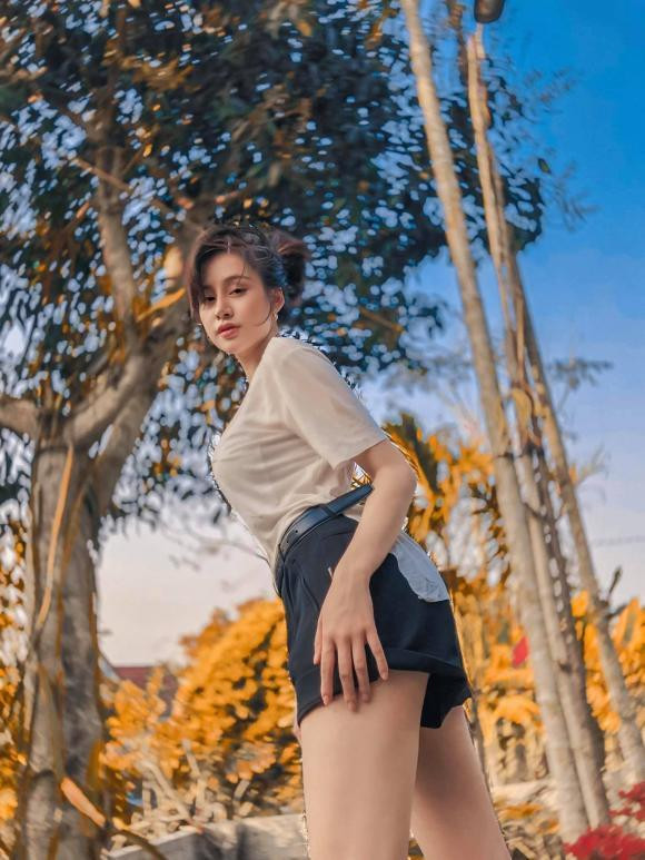 Thân hình đồng hồ cát của bà Tưng thế này ai mà chẳng mê.