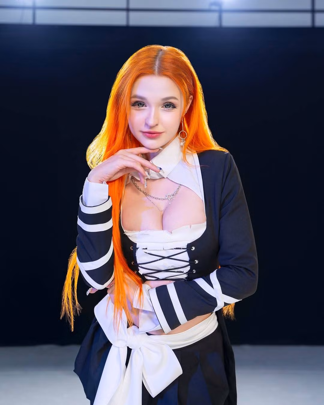 Không chỉ sở hữu ngoại hình xinh đẹp, queenfesch6 còn có gu thời trang ấn tượng và phong cách trình diễn cuốn hút.