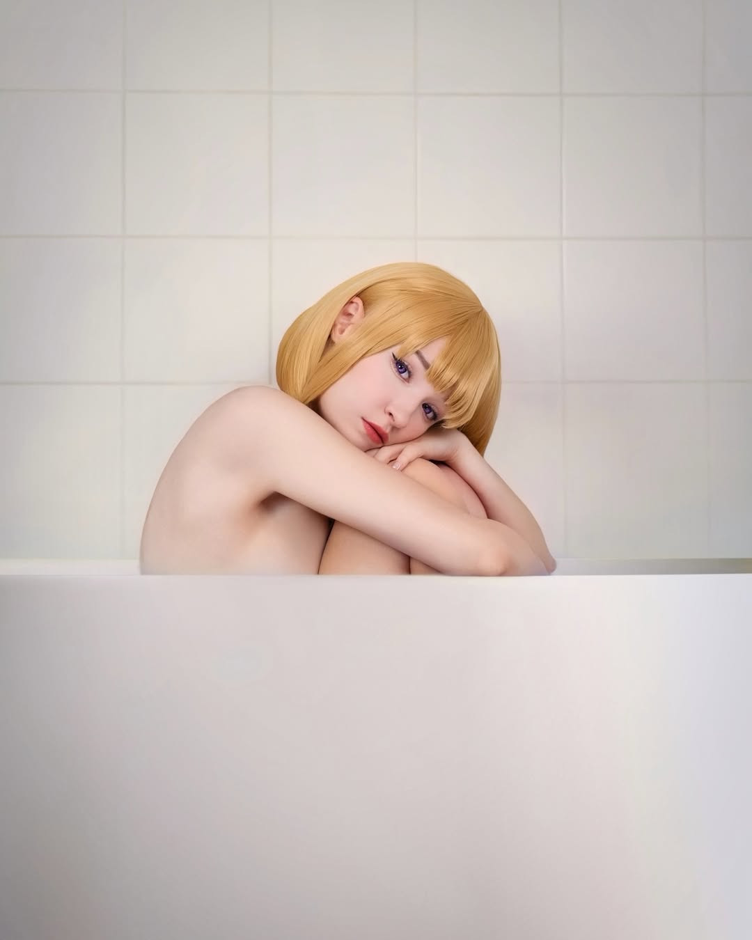 Mái tóc được tạo kiểu, kết hợp với lớp trang điểm tinh tế, giúp hot girl làng cosplay hoàn thiện hình ảnh nhân vật một cách xuất sắc.