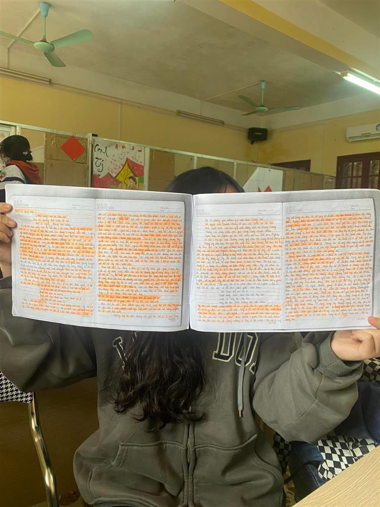 Tuy nhiên, việc tóm lược bài cũng là cả một nghệ thuật khi đọc đâu cũng thấy "ý chính", thôi thì cứ đánh dấu cả quyển vở ghi Ngữ Văn như cô bạn dưới đây cho rồi.