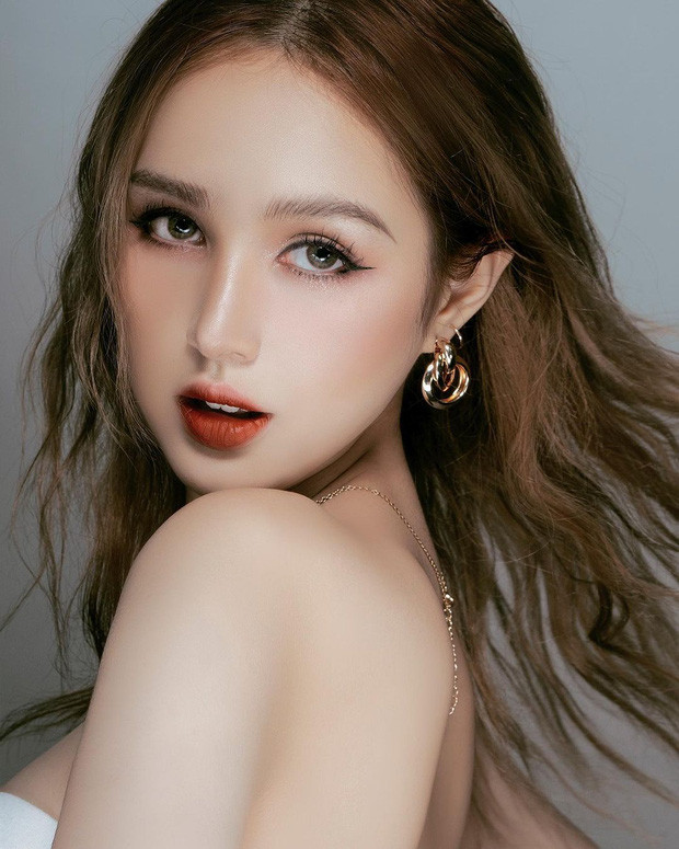 Xoài Non - gái đẹp Instagram kiêm bà xã Xemesis cũng từng gặp phải tình huống nhạy cảm. Lý do là bởi một bức ảnh khỏa thân với khuôn mặt của cô nàng được lan truyền rộng rãi trên mạng xã hội.