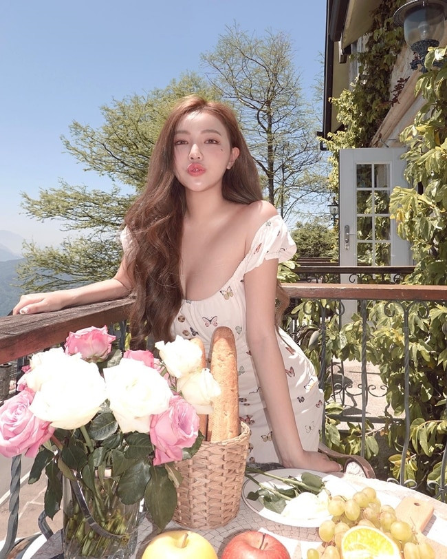 Ở thời điểm mới nổi tiếng, hot girl Huang Lin đang học năm 3 Đại học Shih Hsin Đài Bắc. Cô nàng khi ấy đã được mệnh danh là “Nữ thần của Đại học Shih Hsin”.