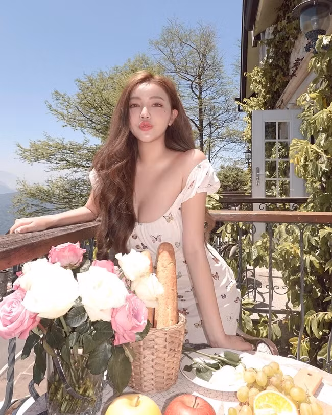 Ở thời điểm mới nổi tiếng, hot girl Huang Lin đang học năm 3 Đại học Shih Hsin Đài Bắc. Cô nàng khi ấy đã được mệnh danh là “Nữ thần của Đại học Shih Hsin”.