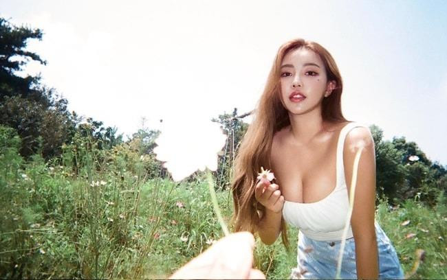 Chính nhờ Huang Lin luôn chuộng diện đồ hở bạo mà dân tình mới được ngắm nhìn trọn vẹn thân hình với ba vòng bốc lửa của cô nàng.