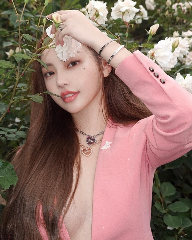 Huang Lin sở hữu khuôn mặt xinh đẹp cùng nụ cười vô cùng rạng rỡ. Nốt ruồi ngay bên mắt trái làm tăng thêm vẻ sắc sảo cho diện mạo nàng hot girl Trung Quốc.