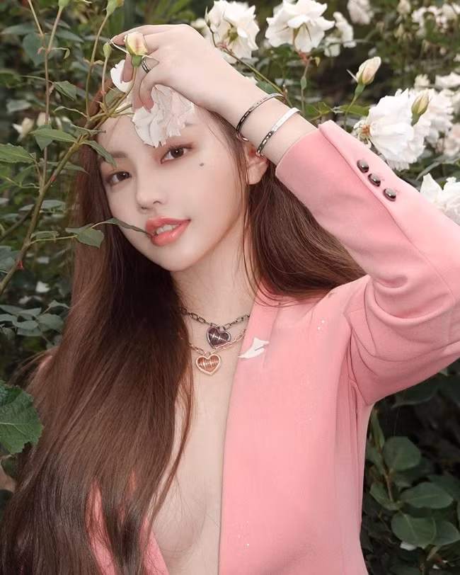 Huang Lin sở hữu khuôn mặt xinh đẹp cùng nụ cười vô cùng rạng rỡ. Nốt ruồi ngay bên mắt trái làm tăng thêm vẻ sắc sảo cho diện mạo nàng hot girl Trung Quốc.